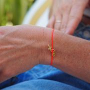 Le Bracelet GRI-GRI plaqué or corail fluo