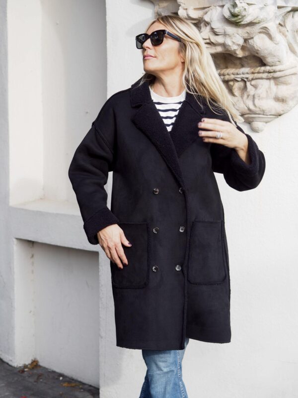 The CAROLINE Black Coat