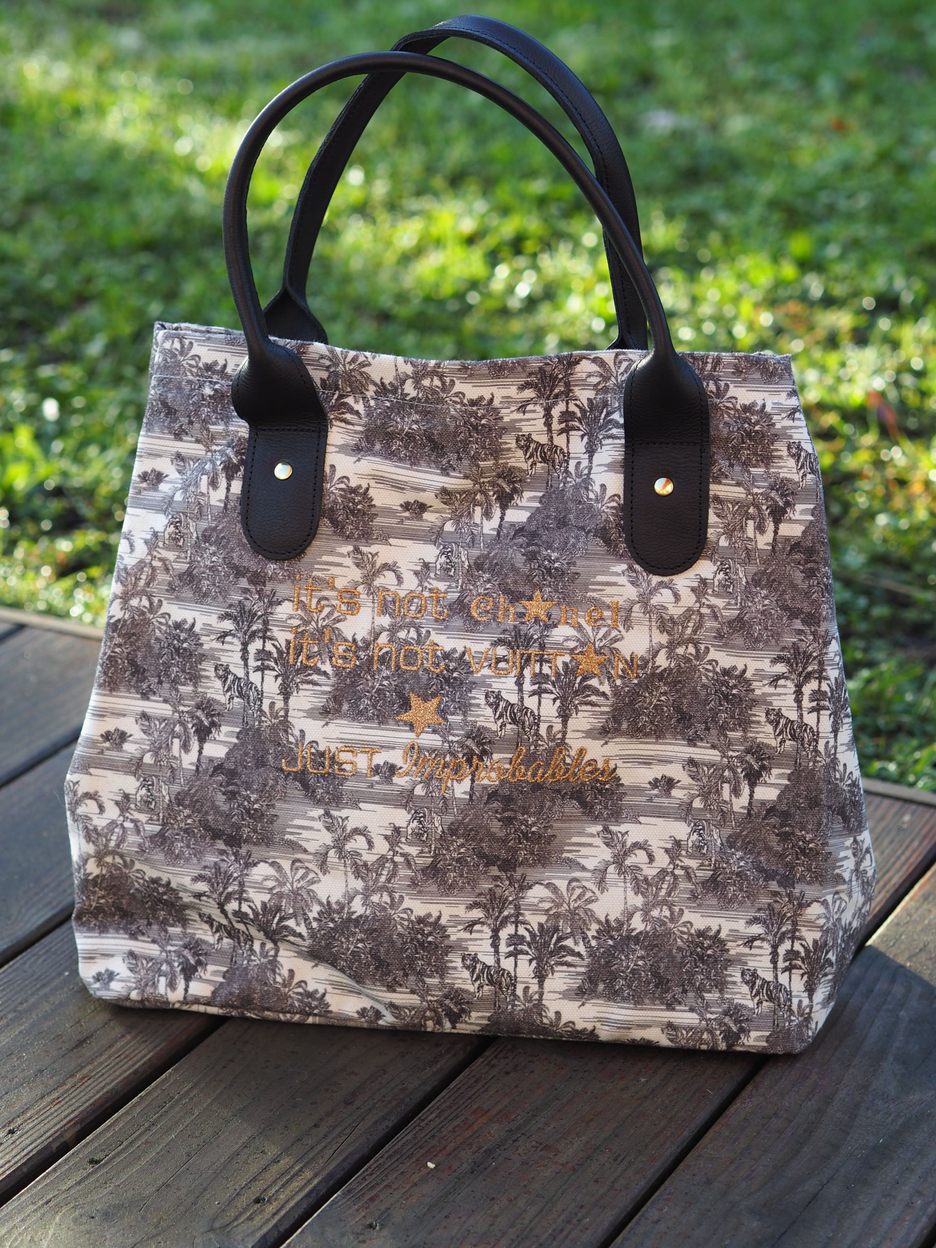 Le LOUIS TOILE DE JOUY NOT CHAN*L NOT VUITT*N