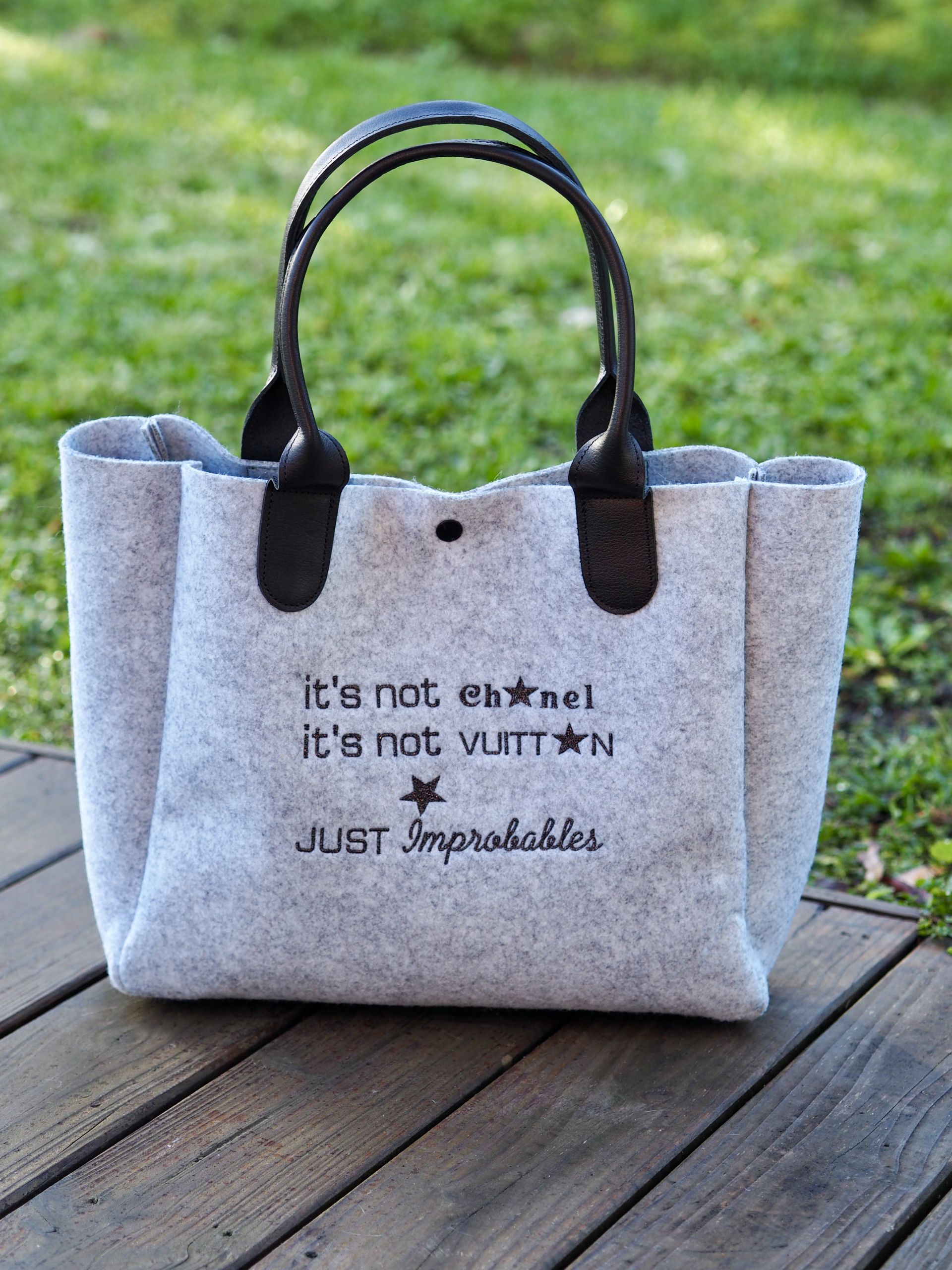 SAC FEUTRE GRIS CUIR NOT CH*NEL NOT VUITT*N