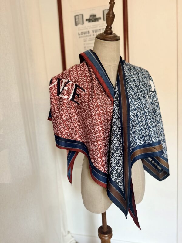 Le foulard LOVE chocolat